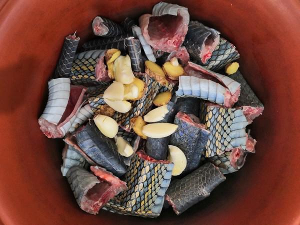 火腿肉燉烏梢蛇的做法-咸鮮味燉菜譜