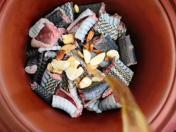 火腿肉燉烏梢蛇的做法-咸鮮味燉菜譜