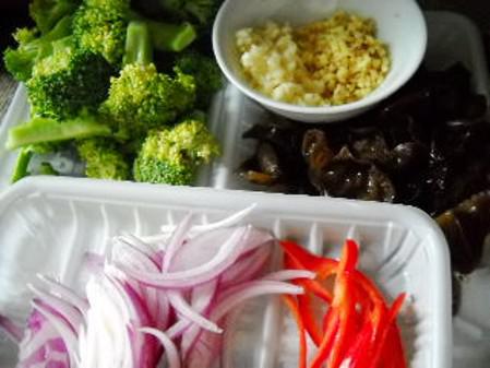 洋蔥雞絲西蘭花的做法-家常味炒菜譜-易網健康養生網 洋蔥雞絲西蘭花的做法-家常味炒菜譜