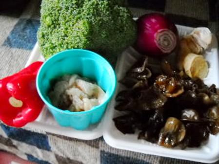 洋蔥雞絲西蘭花的做法-家常味炒菜譜-易網<a href=http://m.henggaotouzi.com/ target=_blank class=infotextkey>健康養生</a>網 洋蔥雞絲西蘭花的做法-家常味炒菜譜