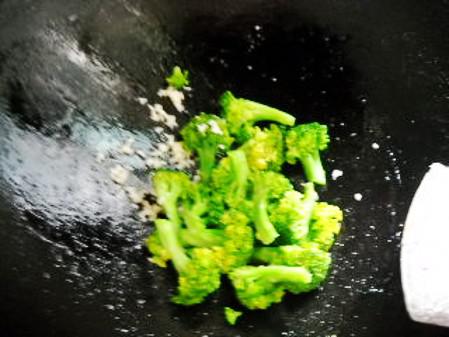 洋蔥雞絲西蘭花的做法-家常味炒菜譜-易網健康養生網 洋蔥雞絲西蘭花的做法-家常味炒菜譜