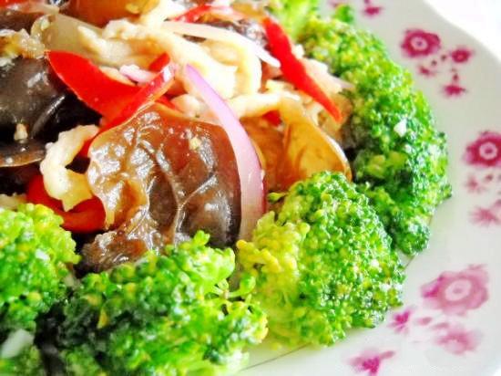 洋蔥雞絲西蘭花的做法-家常味炒菜譜-易網健康養生網 洋蔥雞絲西蘭花的做法-家常味炒菜譜