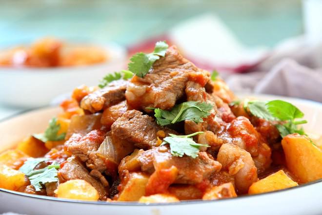 牛排燉土豆的做法-家常味燒菜譜