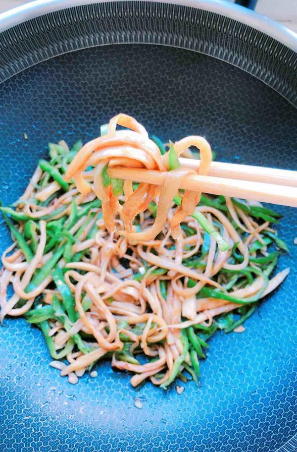 青椒炒杏鮑菇的做法-咸鮮味炒菜譜