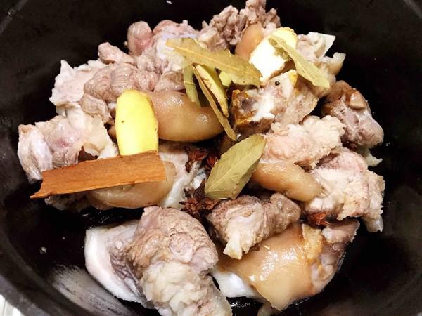 黃豆悶豬蹄的做法-家常味燒菜譜