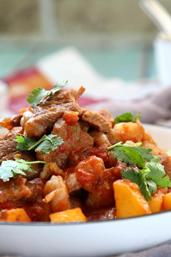 牛排燉土豆的做法-家常味燒菜譜