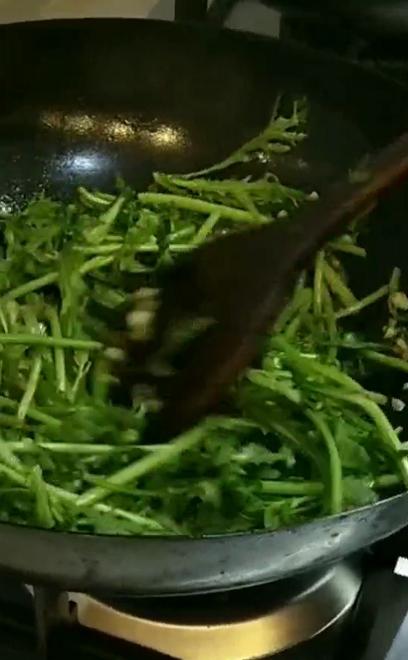 蒜香醬茼蒿的做法-家常味炒菜譜