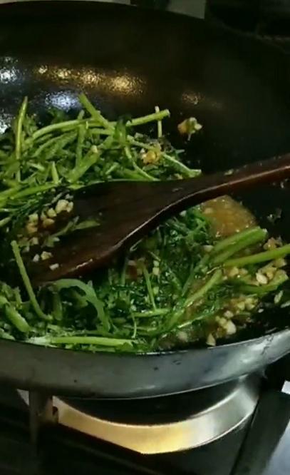 蒜香醬茼蒿的做法-家常味炒菜譜