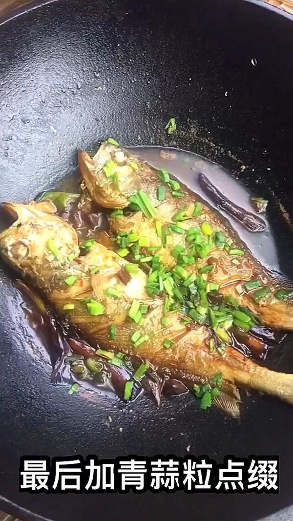 蒜段醬燜黃魚的做法-家常味燒菜譜