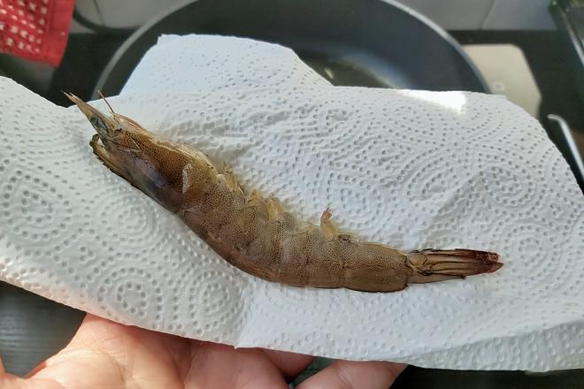 油燜大蝦（懶人版）的做法-咸鮮味炒菜譜