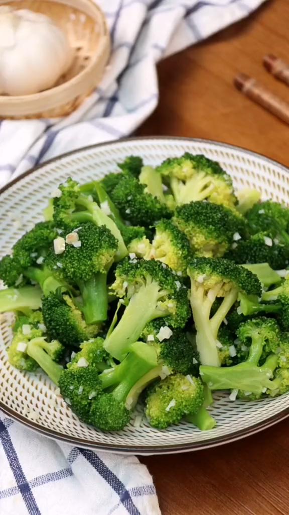 家常版蒜蓉西蘭花的做法-蒜香味炒菜譜