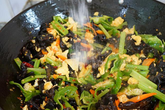 芹菜木耳炒雞蛋的做法-家常味炒菜譜