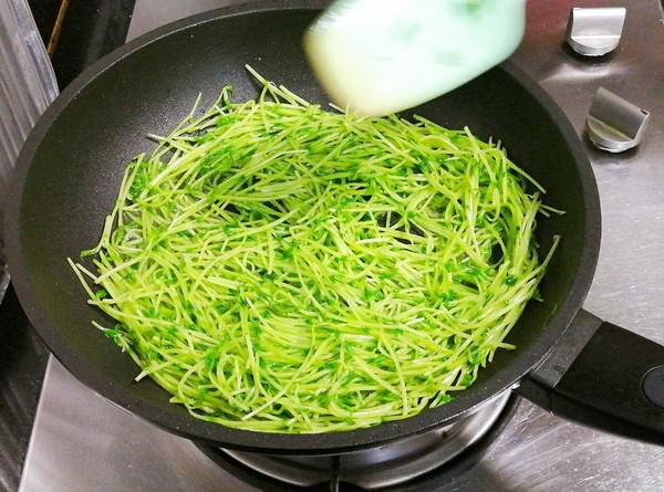 翡翠豆苗炒雞蛋的做法-家常味炒菜譜