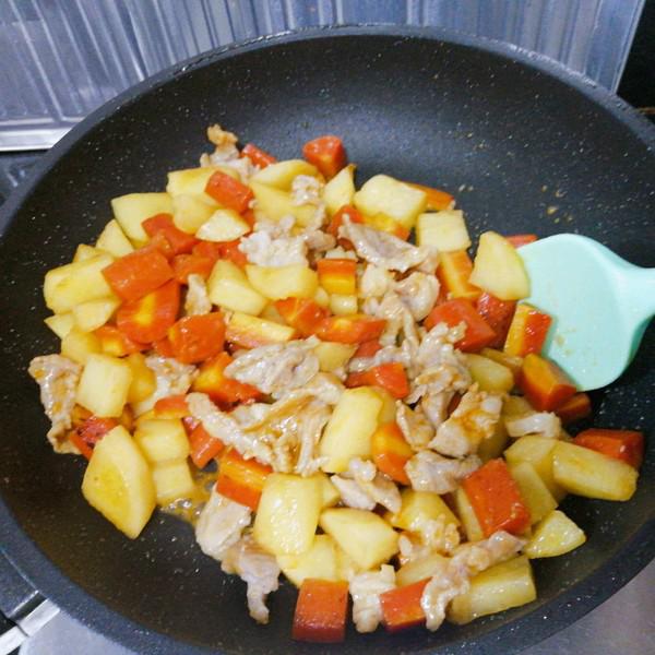 水果胡蘿卜土豆炒肉的做法-家常味炒菜譜