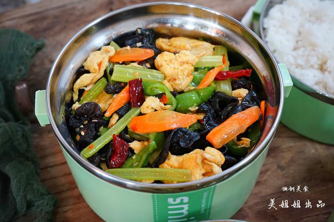 芹菜木耳炒雞蛋的做法-家常味炒菜譜