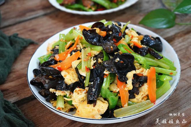 芹菜木耳炒雞蛋的做法-家常味炒菜譜