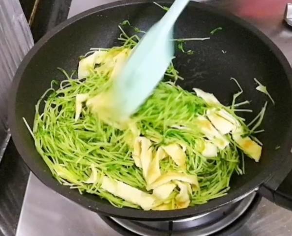 翡翠豆苗炒雞蛋的做法-家常味炒菜譜