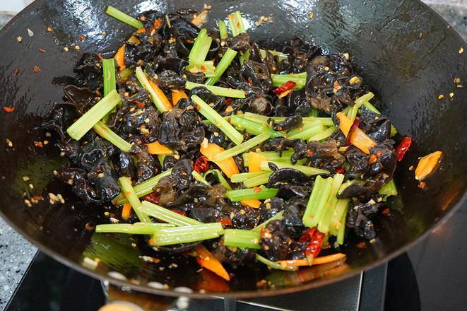 芹菜木耳炒雞蛋的做法-家常味炒菜譜