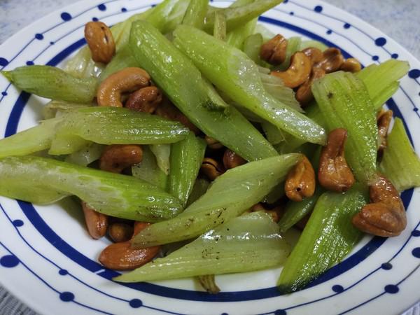 西芹腰果的做法-咸鮮味炒菜譜