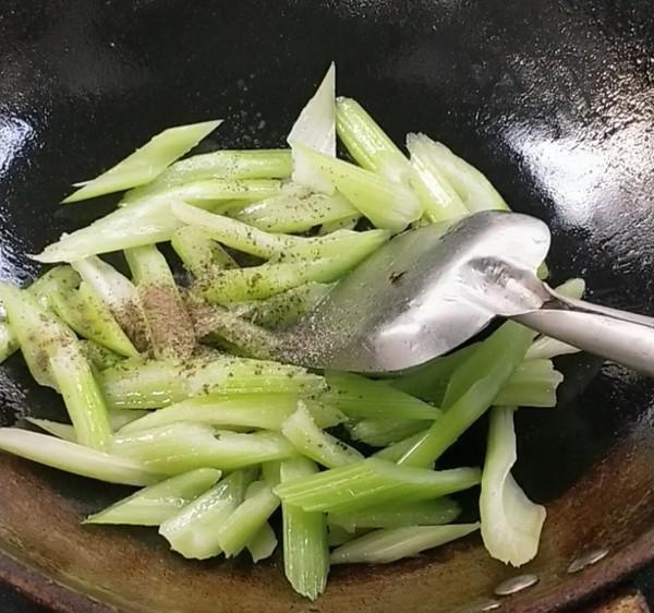 西芹腰果的做法-咸鮮味炒菜譜