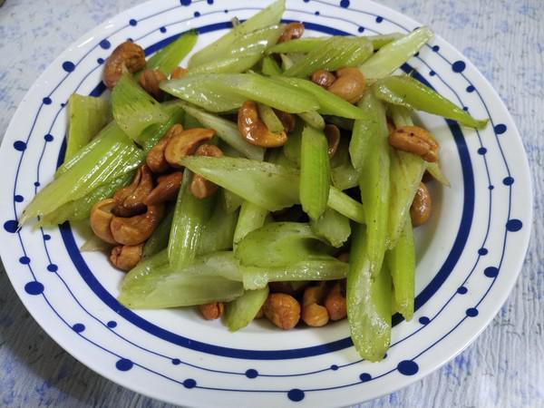 西芹腰果的做法-咸鮮味炒菜譜