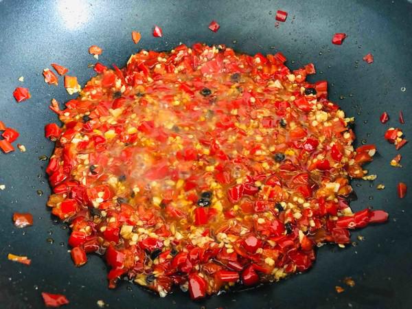 拿的出手的宴客菜,剁椒魚頭,超下飯零失敗的做法-咸鮮味蒸菜譜-易網(wǎng)健康養(yǎng)生網(wǎng) 拿的出手的宴客菜,剁椒魚頭,超下飯零失敗的做法-咸鮮味蒸菜譜