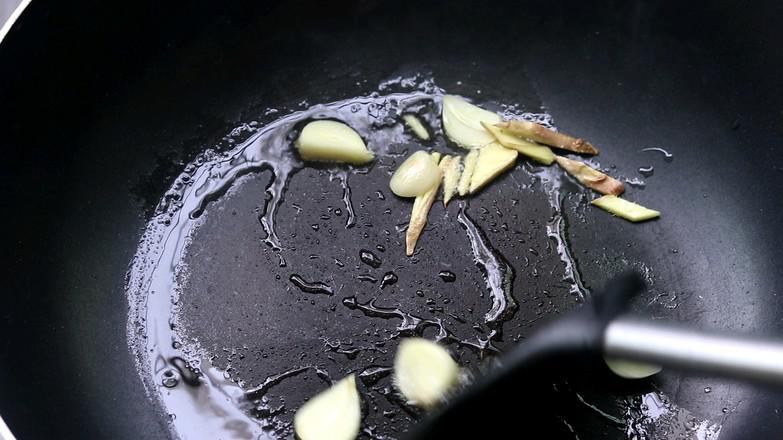 油面筋炒熏干的做法-家常味炒菜譜