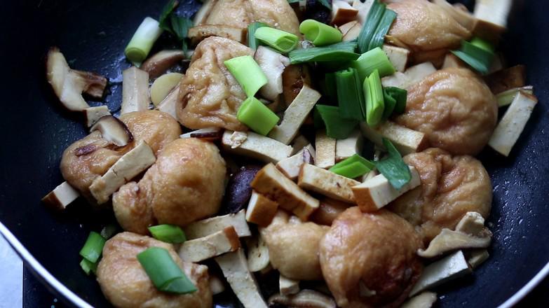 油面筋炒熏干的做法-家常味炒菜譜