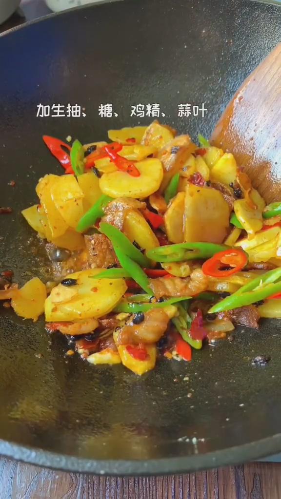 干鍋土豆片的做法-咸鮮味炒菜譜