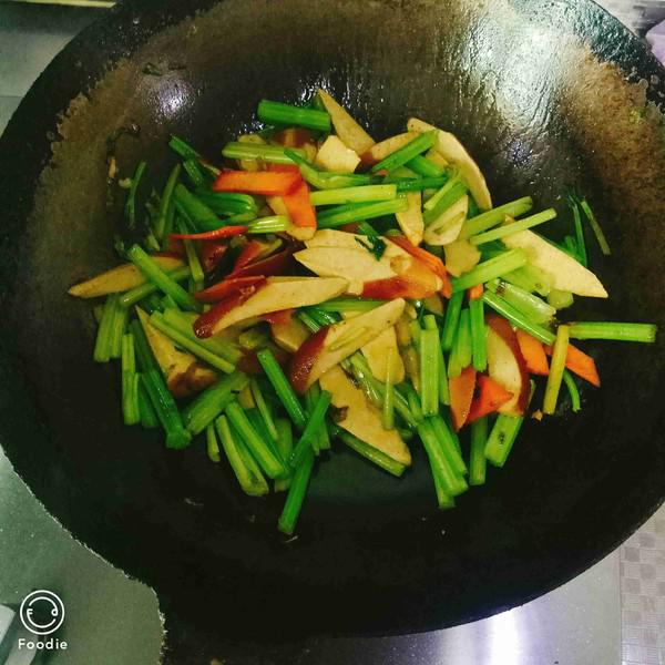 爆炒豆腐干的做法-家常味爆菜譜-易網健康養生網 爆炒豆腐干的做法-家常味爆菜譜