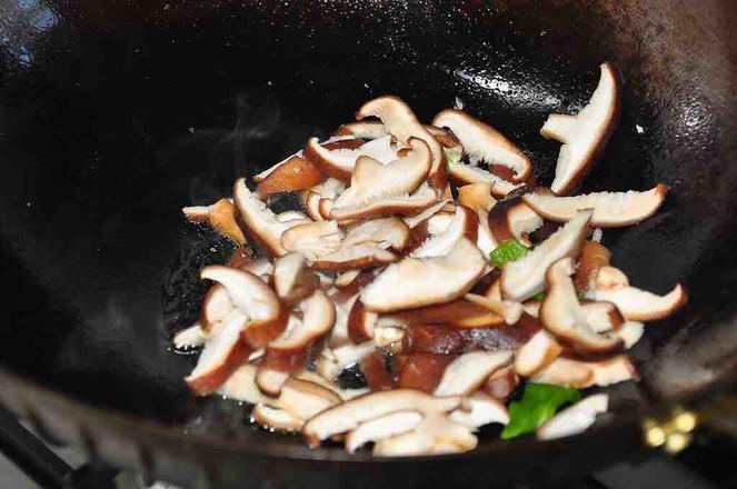 茶油籽油香菇雞片的做法-咸鮮味炒菜譜