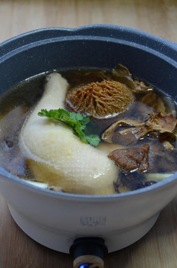 菌菇燉雞湯的做法-家常味燉菜譜-易網(wǎng)健康養(yǎng)生網(wǎng) 菌菇燉雞湯的做法-家常味燉菜譜