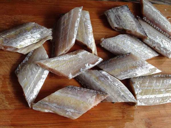 酒香燜帶魚的做法-家常味燜菜譜