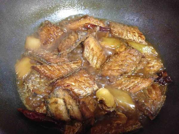 酒香燜帶魚的做法-家常味燜菜譜