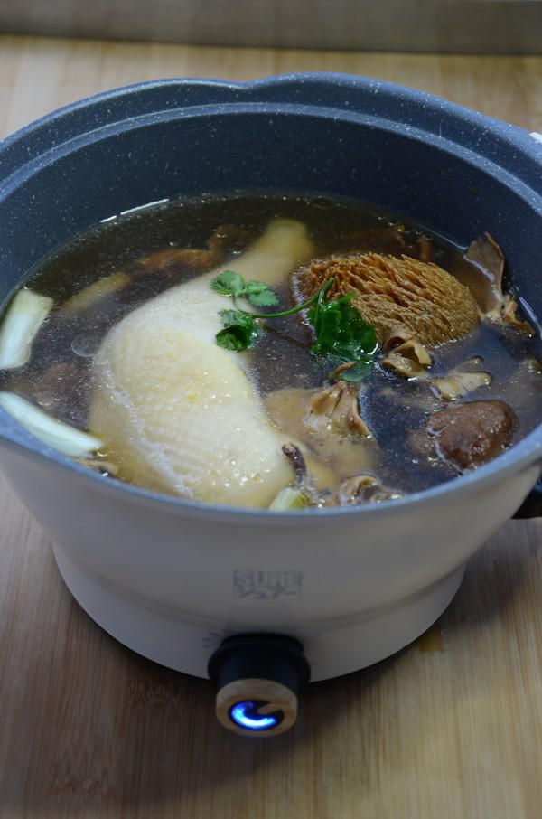 菌菇燉雞湯的做法-家常味燉菜譜-易網(wǎng)健康養(yǎng)生網(wǎng) 菌菇燉雞湯的做法-家常味燉菜譜