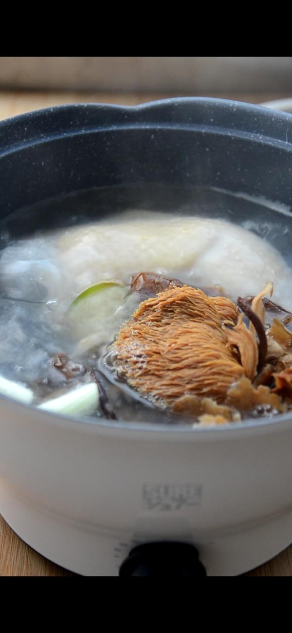 菌菇燉雞湯的做法-家常味燉菜譜-易網(wǎng)健康養(yǎng)生網(wǎng) 菌菇燉雞湯的做法-家常味燉菜譜