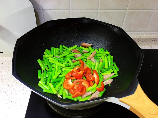 蘆筍香腸的做法-家常味炒菜譜-易網健康養生網 蘆筍香腸的做法-家常味炒菜譜