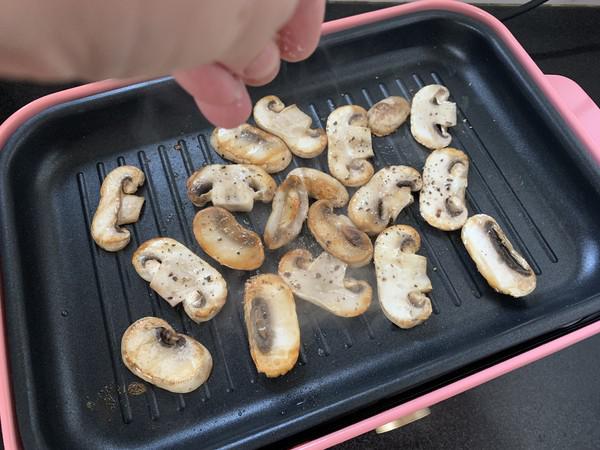 黑椒煎蘑菇的做法-咸鮮味煎菜譜-易網健康養生網 黑椒煎蘑菇的做法-咸鮮味煎菜譜