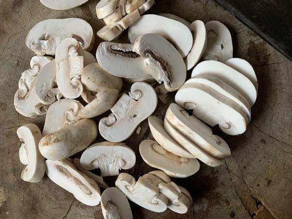 黑椒煎蘑菇的做法-咸鮮味煎菜譜-易網健康養生網 黑椒煎蘑菇的做法-咸鮮味煎菜譜