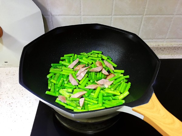 蘆筍香腸的做法-家常味炒菜譜-易網健康養生網 蘆筍香腸的做法-家常味炒菜譜