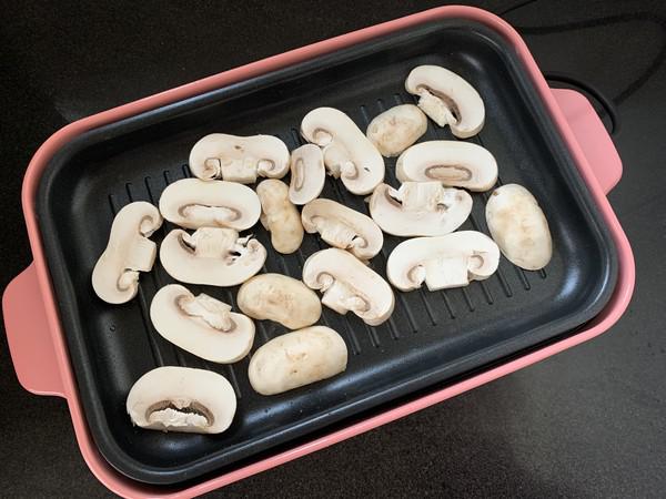 黑椒煎蘑菇的做法-咸鮮味煎菜譜-易網健康養生網 黑椒煎蘑菇的做法-咸鮮味煎菜譜