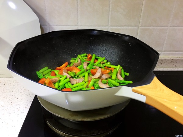 蘆筍香腸的做法-家常味炒菜譜-易網健康養生網 蘆筍香腸的做法-家常味炒菜譜