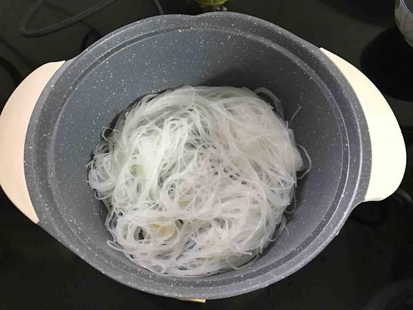 花蛤粉絲煲的做法-咸鮮味煮菜譜-易網健康養生網 花蛤粉絲煲的做法-咸鮮味煮菜譜