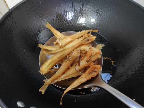 香酥沙丁魚的做法-家常味炸菜譜