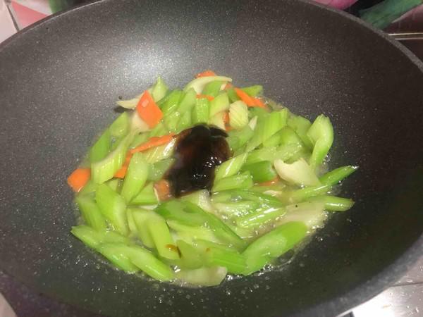 素炒芹菜的做法-家常味炒菜譜