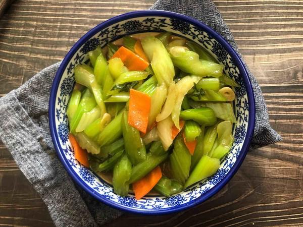 素炒芹菜的做法-家常味炒菜譜