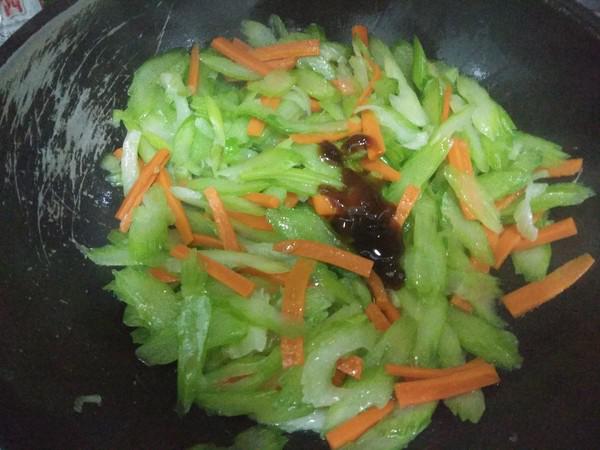 炒西芹的做法-咸鮮味炒菜譜-易網(wǎng)健康養(yǎng)生網(wǎng) 炒西芹的做法-咸鮮味炒菜譜