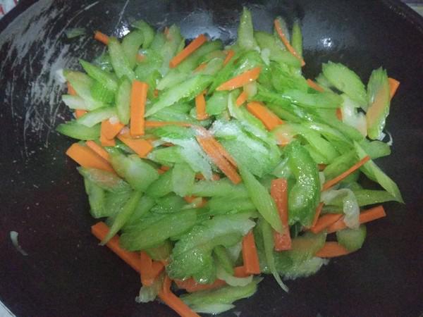 炒西芹的做法-咸鮮味炒菜譜-易網(wǎng)健康養(yǎng)生網(wǎng) 炒西芹的做法-咸鮮味炒菜譜