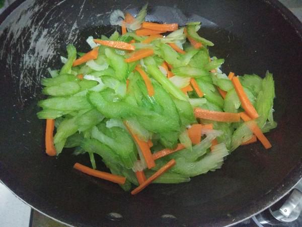 炒西芹的做法-咸鮮味炒菜譜-易網(wǎng)健康養(yǎng)生網(wǎng) 炒西芹的做法-咸鮮味炒菜譜