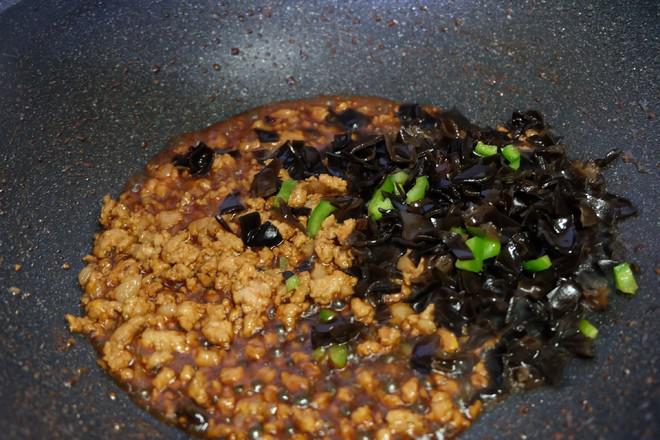 青椒木耳肉末炒雞蛋的做法-家常味炒菜譜-易網健康養生網 青椒木耳肉末炒雞蛋的做法-家常味炒菜譜